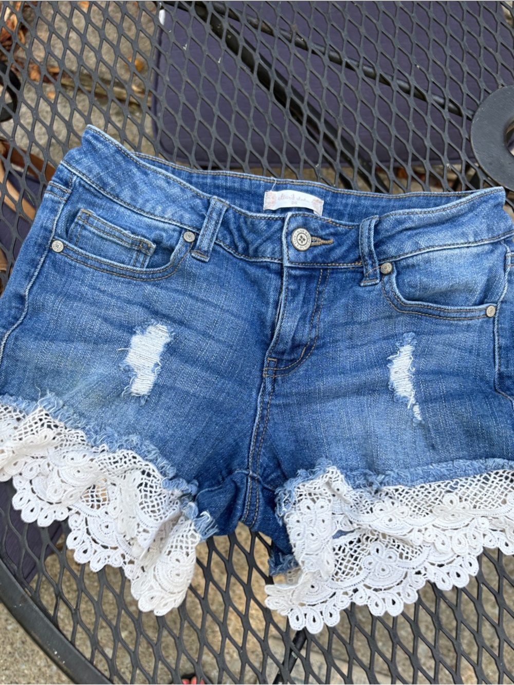 Altar’d State Denim Lace-Trim Women’s Blue Shorts Cotton/Spandex Blend Size 26